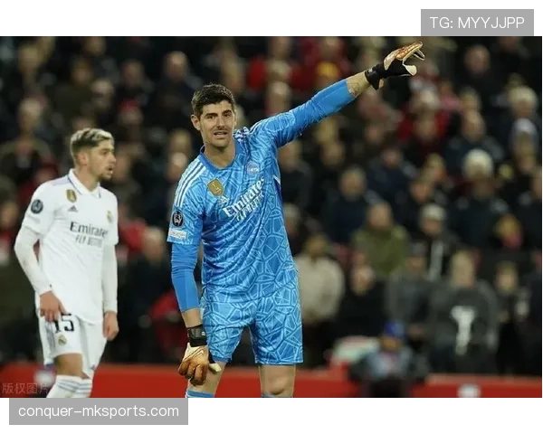 阿利松展现精准双脚传球技巧 引发球迷热议 阿利松展现精准双脚传球技巧 引发球迷热议