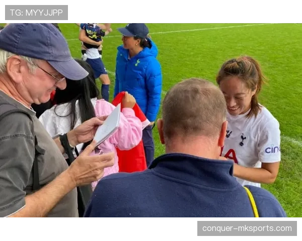 热刺球迷大规模集结抗议管理层,呼吁改革与团结共渡难关 热刺球迷大规模集结抗议管理层,呼吁改革与团结共渡难关